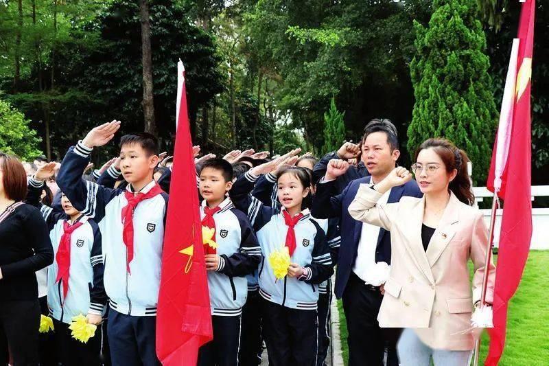 古怪巫师逃离村庄